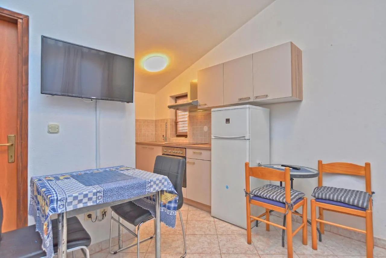 Apartments With Pool 749 PUY Croácia