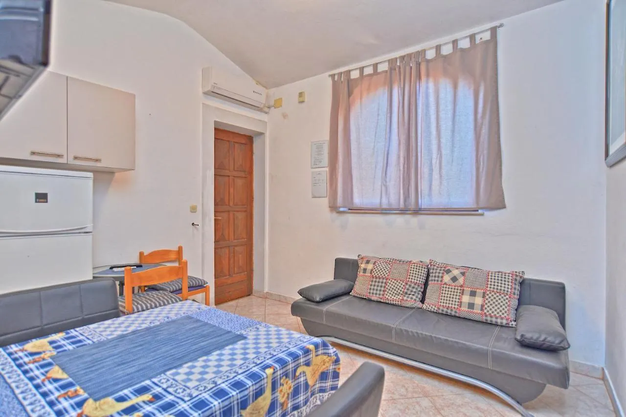 Apartments With Pool 749 PUY Croácia
