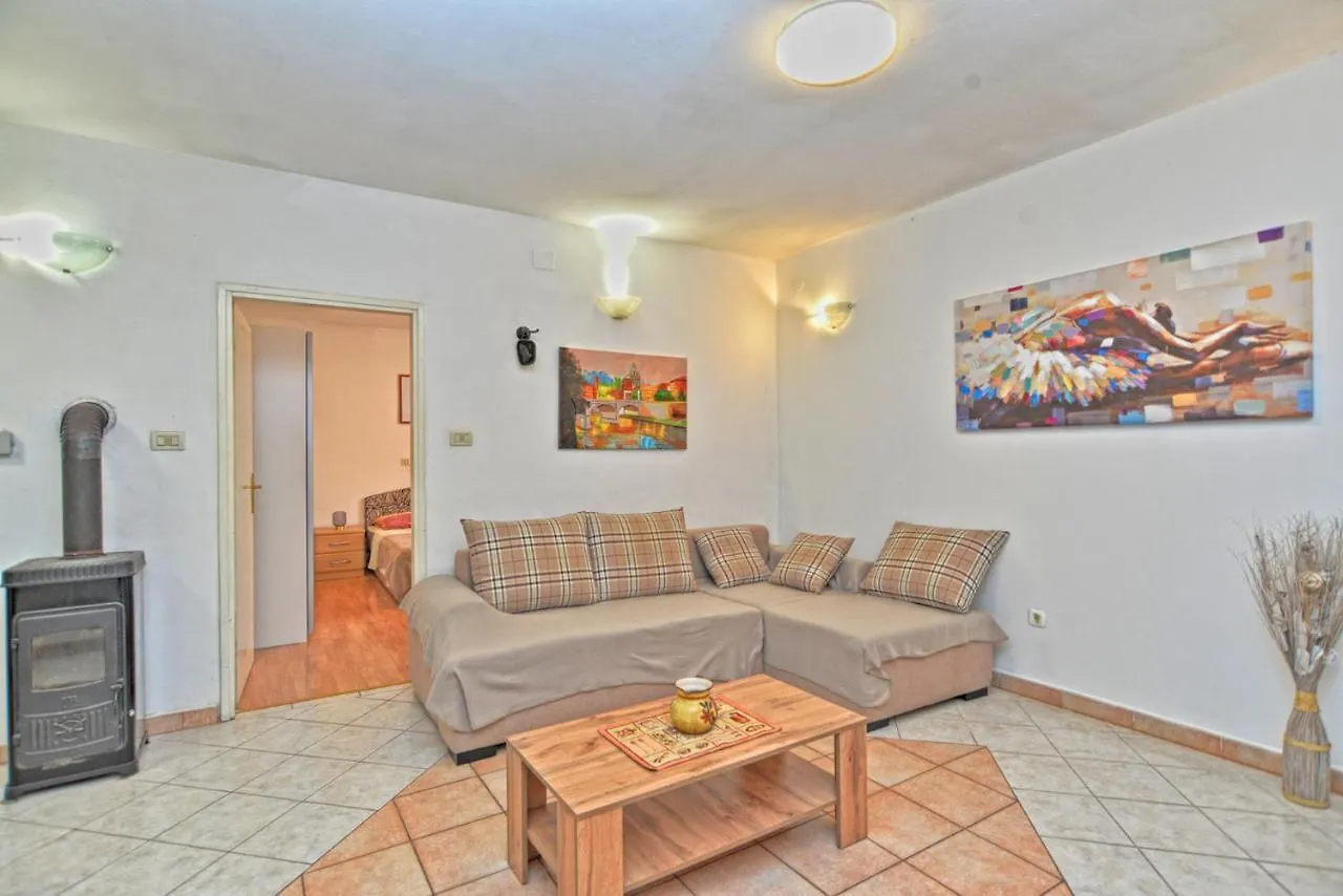 Apartments With Pool 749 PUY 0*, Pula