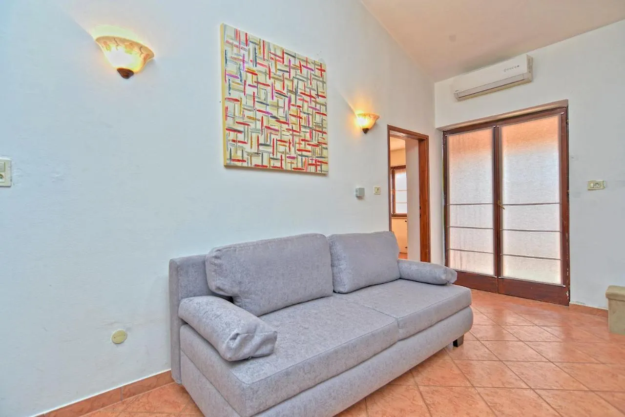 Apartments With Pool 749 PUY Croácia